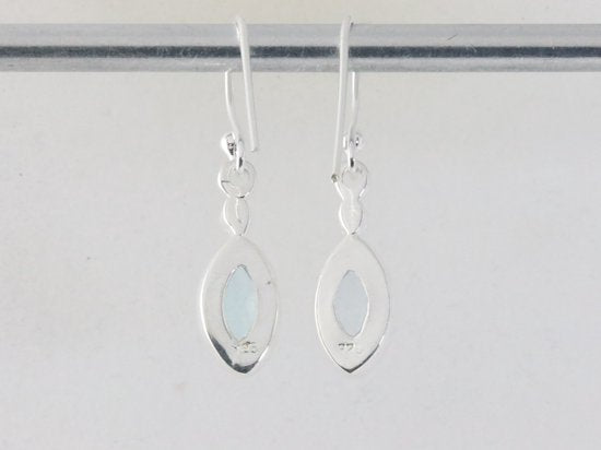 Fijne hoogglans zilveren oorbellen met blauwe topaas afbeelding 2