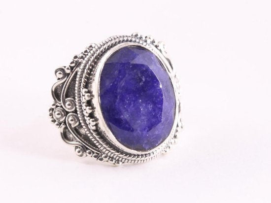 Bewerkte zilveren ring met blauwe saffier afbeelding 1
