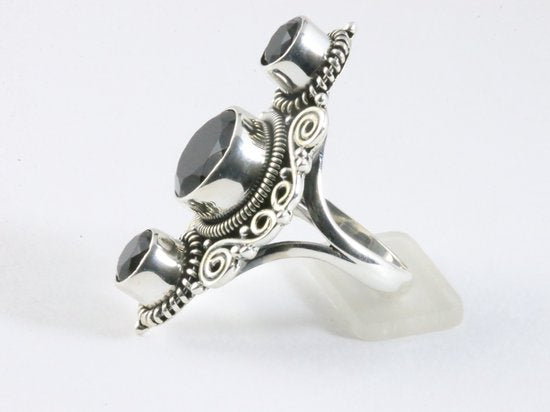 Langwerpige bewerkte zilveren ring met onyx afbeelding 2
