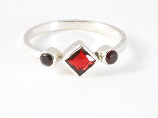 Fijne hoogglans zilveren ring met granaat afbeelding 4