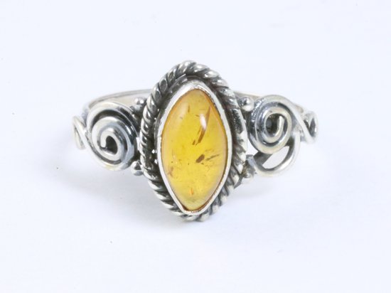 Fijne bewerkte zilveren ring met amber afbeelding 4