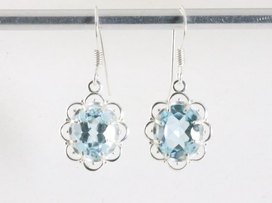 Fijne opengewerkte zilveren oorbellen met blauwe topaas afbeelding 4