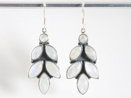 Lange zilveren oorbellen met regenboog maansteen afbeelding 4