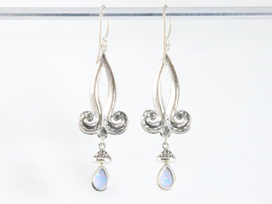 Lange traditionele bewerkte zilveren oorbellen met Australische opaal afbeelding 3