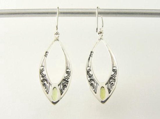 Opengewerkte zilveren oorbellen met peridoot afbeelding 3