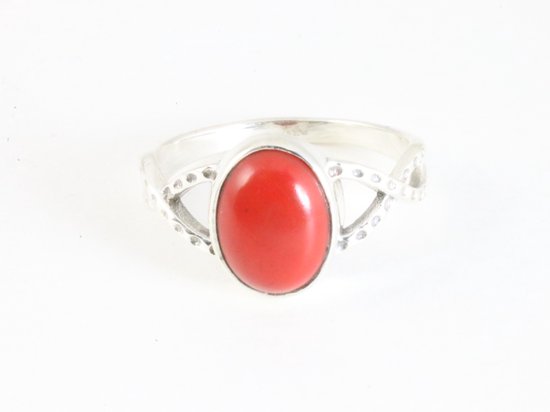 Fijne opengewerkte zilveren ring met rode koraal steen afbeelding 4