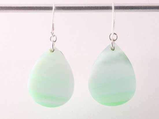 Grote druppelvormige zilveren oorbellen met groene parelmoer afbeelding 3