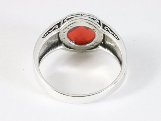 Zware bewerkte zilveren ring met granaat afbeelding 3