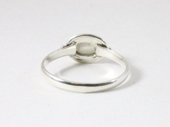 Fijne bewerkte zilveren ring met regenboog maansteen afbeelding 3