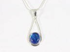 Opengewerkte zilveren hanger met blauwe opaal aan ketting afbeelding 4