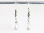 Traditionele fijn bewerkte zilveren oorbellen met witte zoetwater parel afbeelding 4