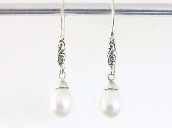 Traditionele fijn bewerkte zilveren oorbellen met witte zoetwater parel afbeelding 4