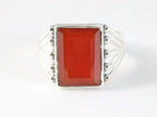 Bewerkte rechthoekige zilveren ring met rode onyx afbeelding 4