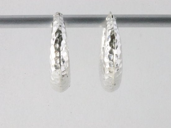 Fijne gehamerde zilveren oorringen afbeelding 3