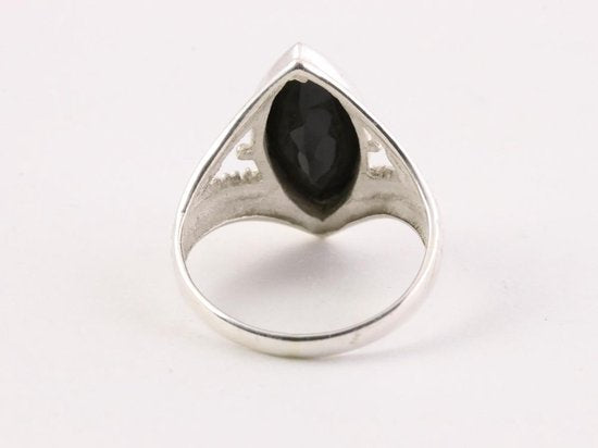 Opengewerkte zilveren ring met onyx afbeelding 3