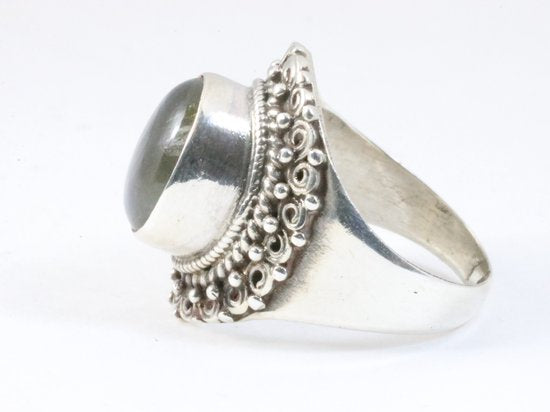 Bewerkte zilveren ring met labradoriet afbeelding 2