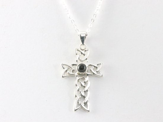Opengewerkte zilveren kruishanger met onyx aan ketting afbeelding 4