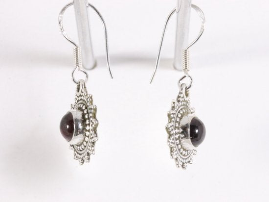 Fijne bewerkte zilveren oorbellen met granaat afbeelding 2