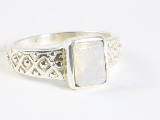 Bewerkte zilveren ring met regenboog maansteen afbeelding 1