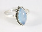 Fijne bewerkte zilveren ring met blauwe chalcedoon afbeelding 1