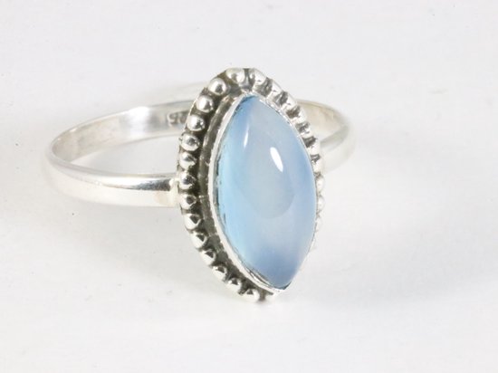 Fijne bewerkte zilveren ring met blauwe chalcedoon afbeelding 1
