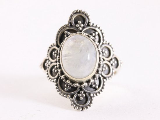 Bewerkte zilveren ring met regenboog maansteen afbeelding 4