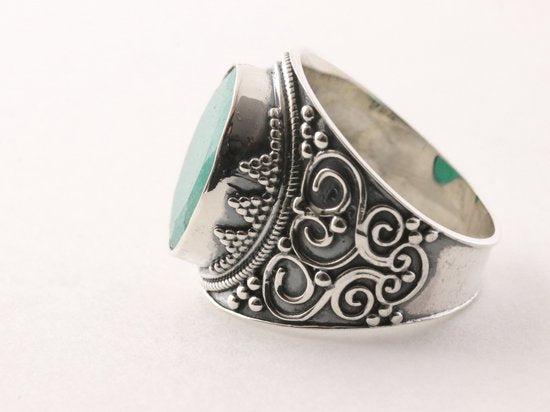 Bewerkte zilveren ring met smaragd afbeelding 2