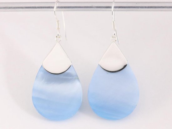 Druppelvormige zilveren oorbellen met blauwe schelp afbeelding 4