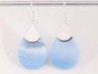 Druppelvormige zilveren oorbellen met blauwe schelp afbeelding 4