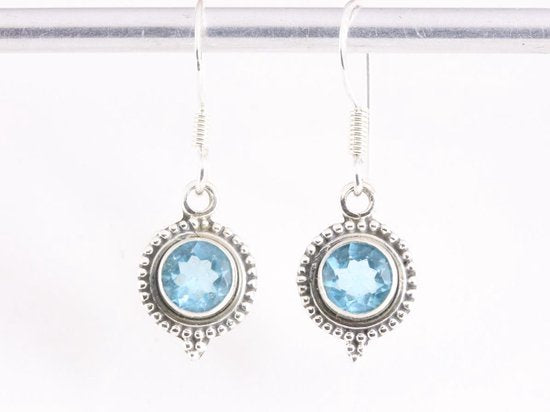 Fijne bewerkte ronde zilveren oorbellen met blauwe topaas afbeelding 4