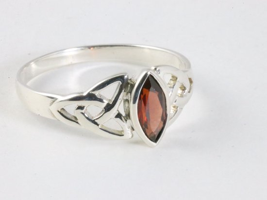 Fijne opengewerkte hoogglans zilveren ring met granaat afbeelding 1