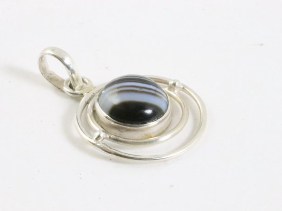 Ronde opengewerkte zilveren hanger met gestreepte onyx afbeelding 2