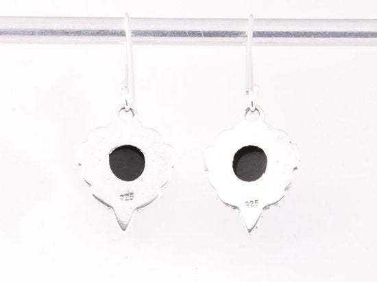 Bewerkte zilveren oorbellen met onyx afbeelding 3