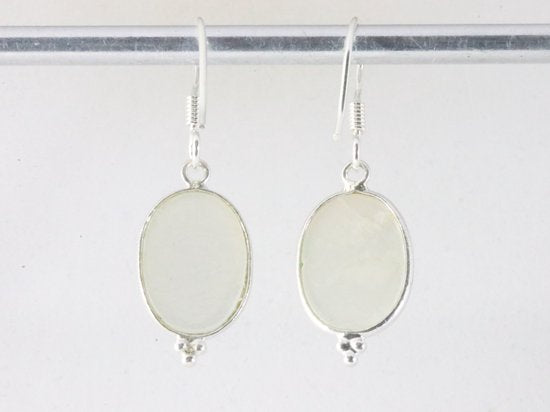 Fijne zilveren oorbellen met witte maansteen afbeelding 2