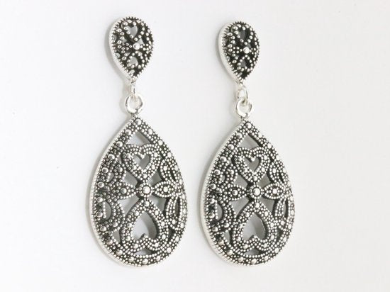 Fijn bewerkte druppelvormige zilveren oorstekers afbeelding 2