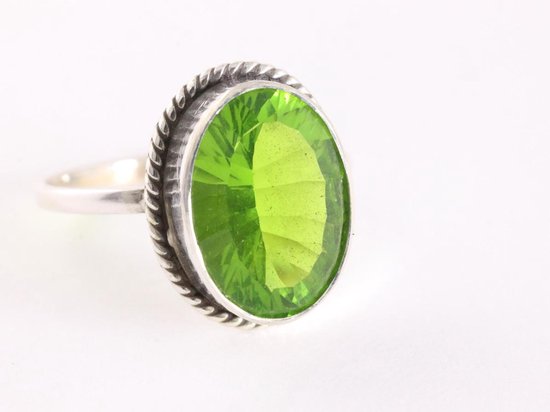 Bewerkte zilveren ring met peridoot afbeelding 1
