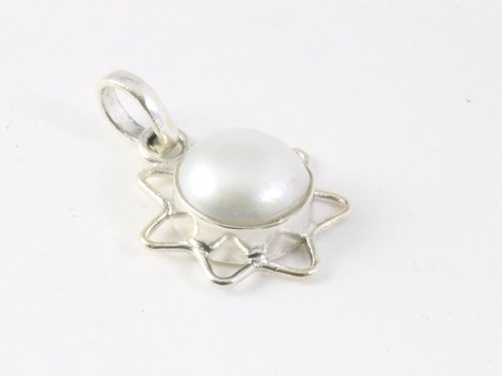 Fijne opengewerkte zilveren hanger met zoetwater parel aan ketting afbeelding 2