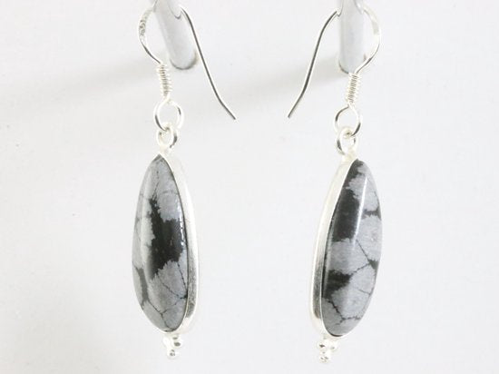 Druppelvormige zilveren oorbellen met sneeuwvlok obsidiaan afbeelding 2
