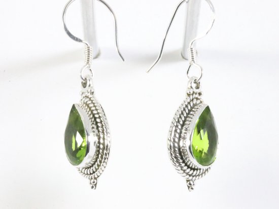 Bewerkte zilveren oorbellen met peridoot afbeelding 2