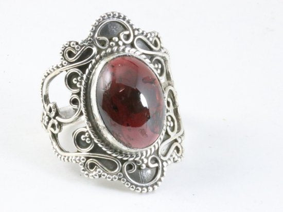 Bewerkte zilveren ring met granaat afbeelding 1
