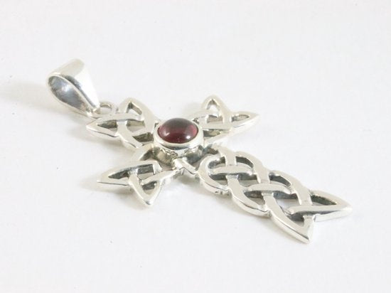 Opengewerkte zilveren kruishanger met granaat aan ketting afbeelding 2