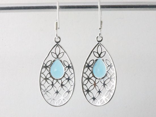 Opengewerkte zilveren oorbellen met blauwe topaas afbeelding 3