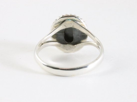 Bewerkte zilveren ring met onyx afbeelding 3