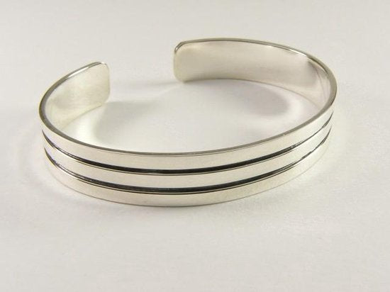 Zilveren klemarmband met zwarte banden afbeelding 2