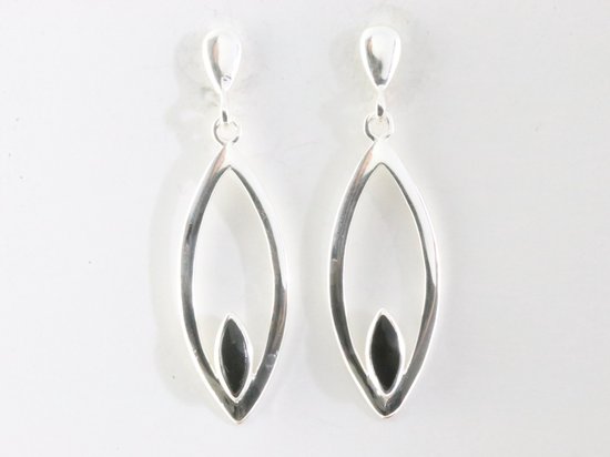 Lange opengewerkte zilveren oorstekers met onyx afbeelding 3