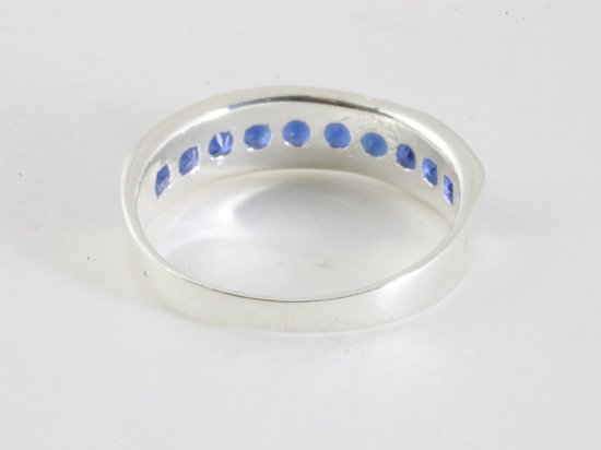 Fijne hoogglans zilveren ring met blauwe saffier afbeelding 2