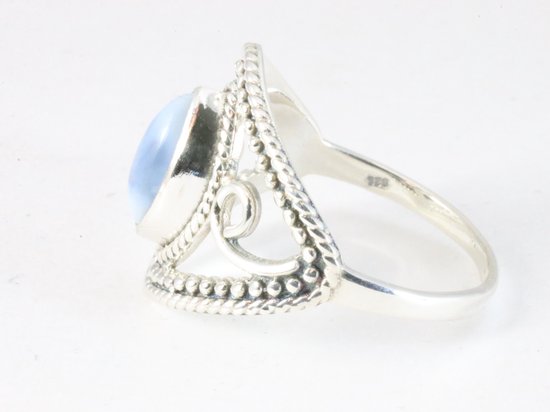 Opengewerkte zilveren ring met blauwe opaal afbeelding 2
