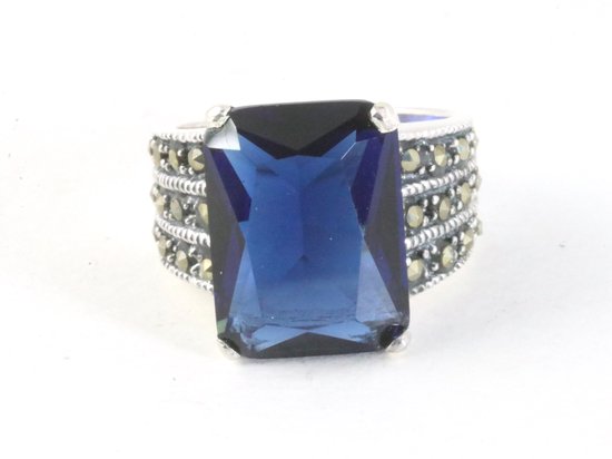 Zware zilveren ring met blauwe saffier en marcasiet afbeelding 4