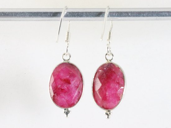 Fijne zilveren oorbellen met robijn afbeelding 2