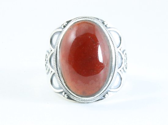 Zware bewerkte zilveren ring met granaat afbeelding 4